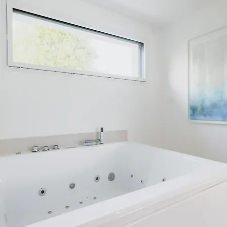 Romantique Proche Climatisee Avec Balneo, Video Projecteur Et Piscine Appartement