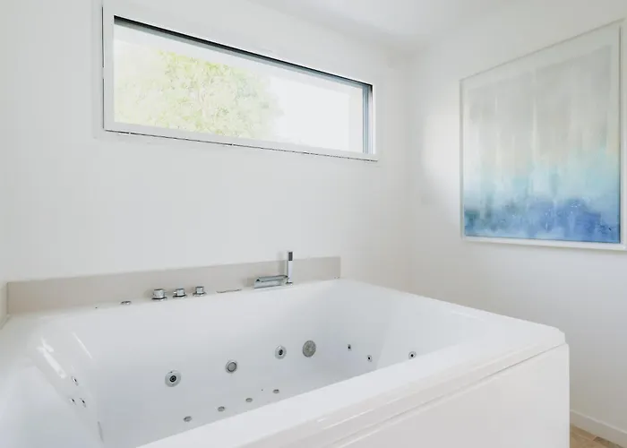 Romantique Proche Climatisee Avec Balneo, Video Projecteur Et Piscine Apartamento